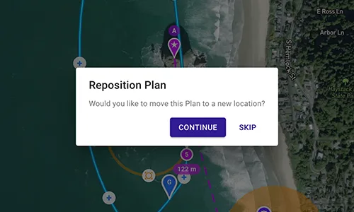 Cuadro de diálogo «Reposicionar plan» sobre un mapa satelital de la costa, que pregunta si quieres mover el plan copiado a una nueva ubicación