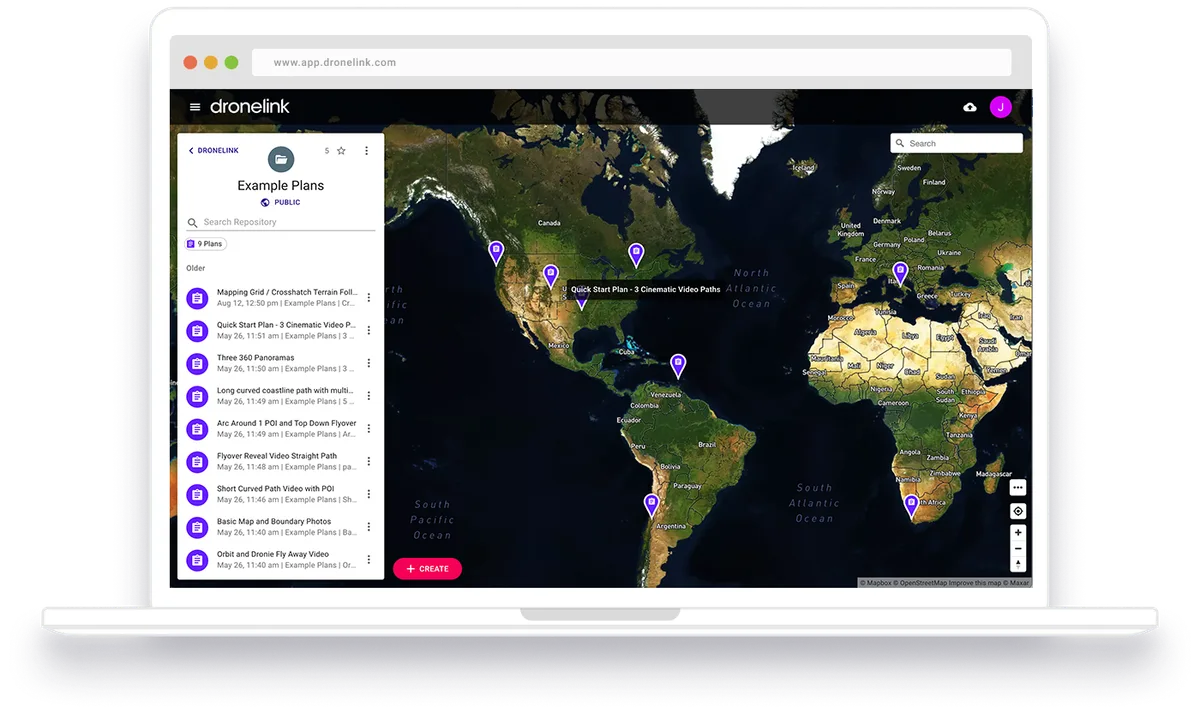 Computadora portátil con el mapa de exploración de Dronelink: marcadores de misiones públicas repartidos por un mapamundi y una lista de planes de ejemplo abierta a la izquierda