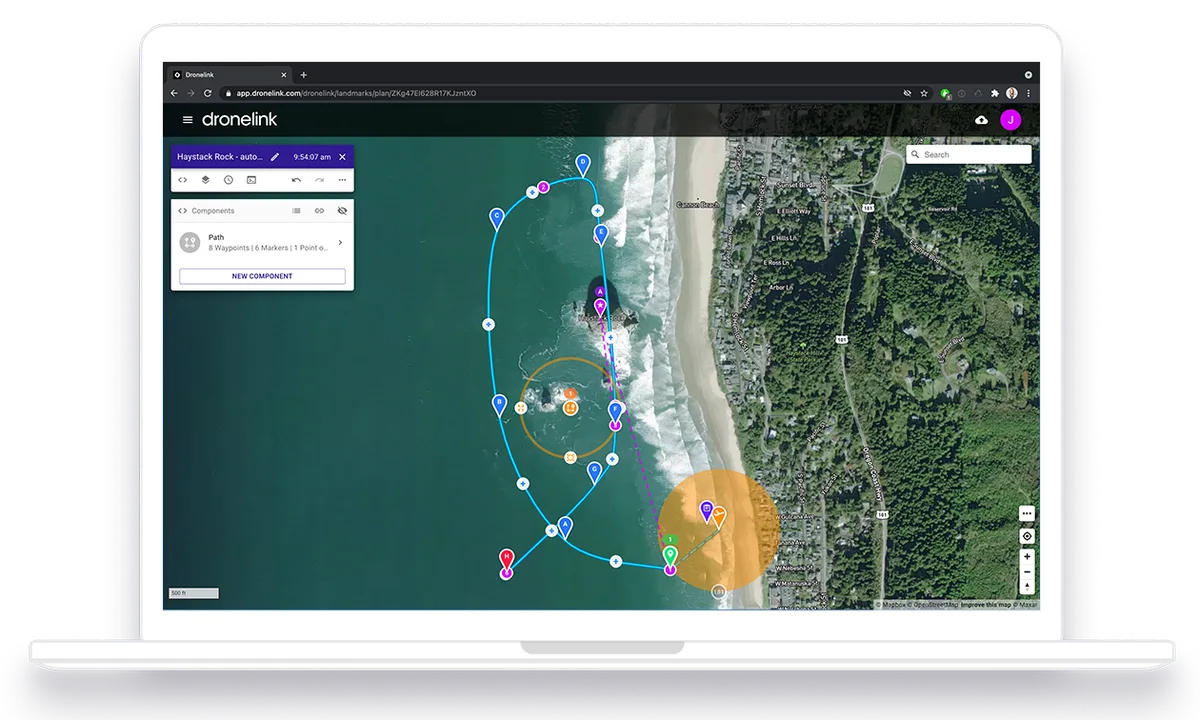 Planificador de Dronelink con la misión Haystack Rock en la costa de Oregón: una trayectoria que rodea el farallón, con marcadores de waypoints frente a la playa