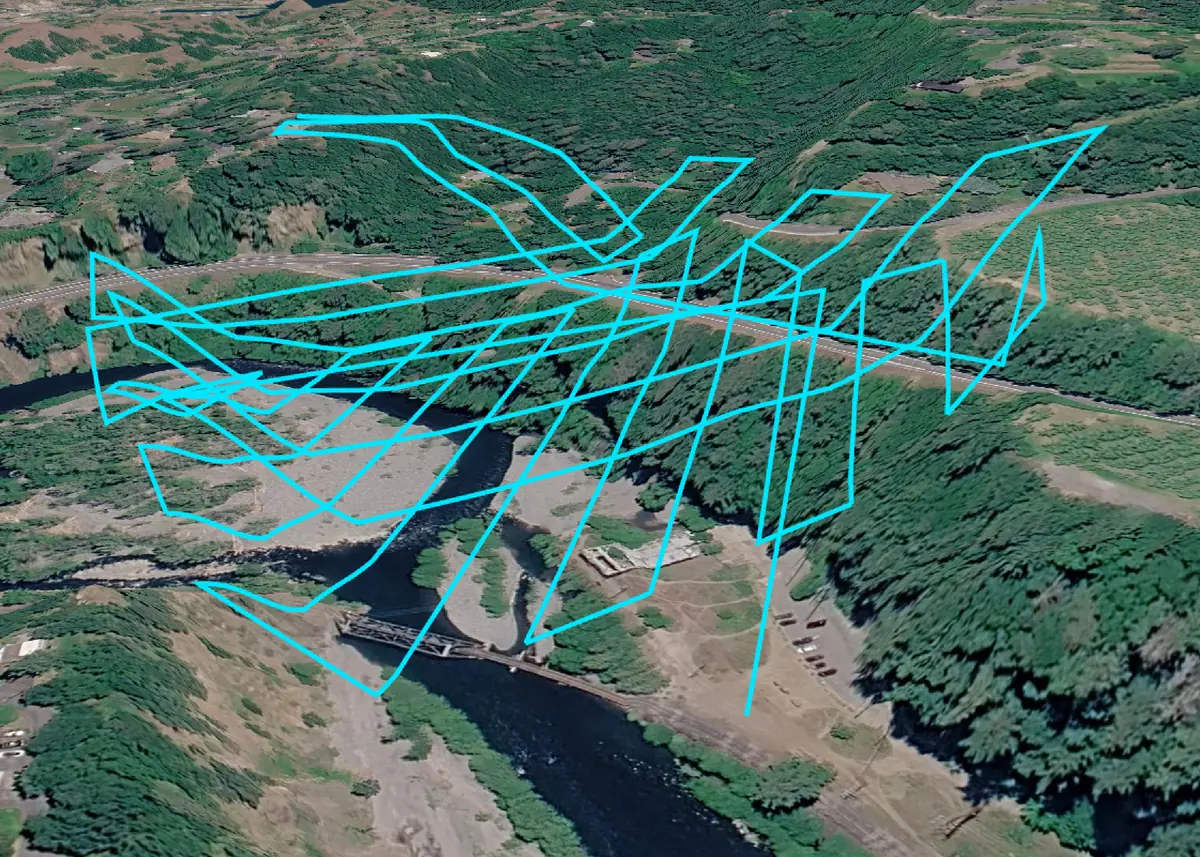 Vista previa 3D de las mismas trayectorias de mapeo en entramado cruzado y lineal sobre el valle del río