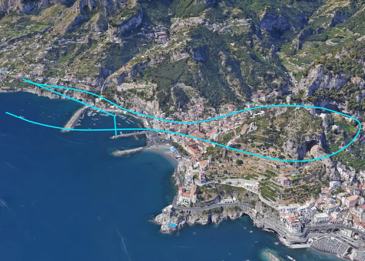 Vista previa 3D de la misma trayectoria de waypoints a lo largo del pueblo costero, entre el mar y los acantilados