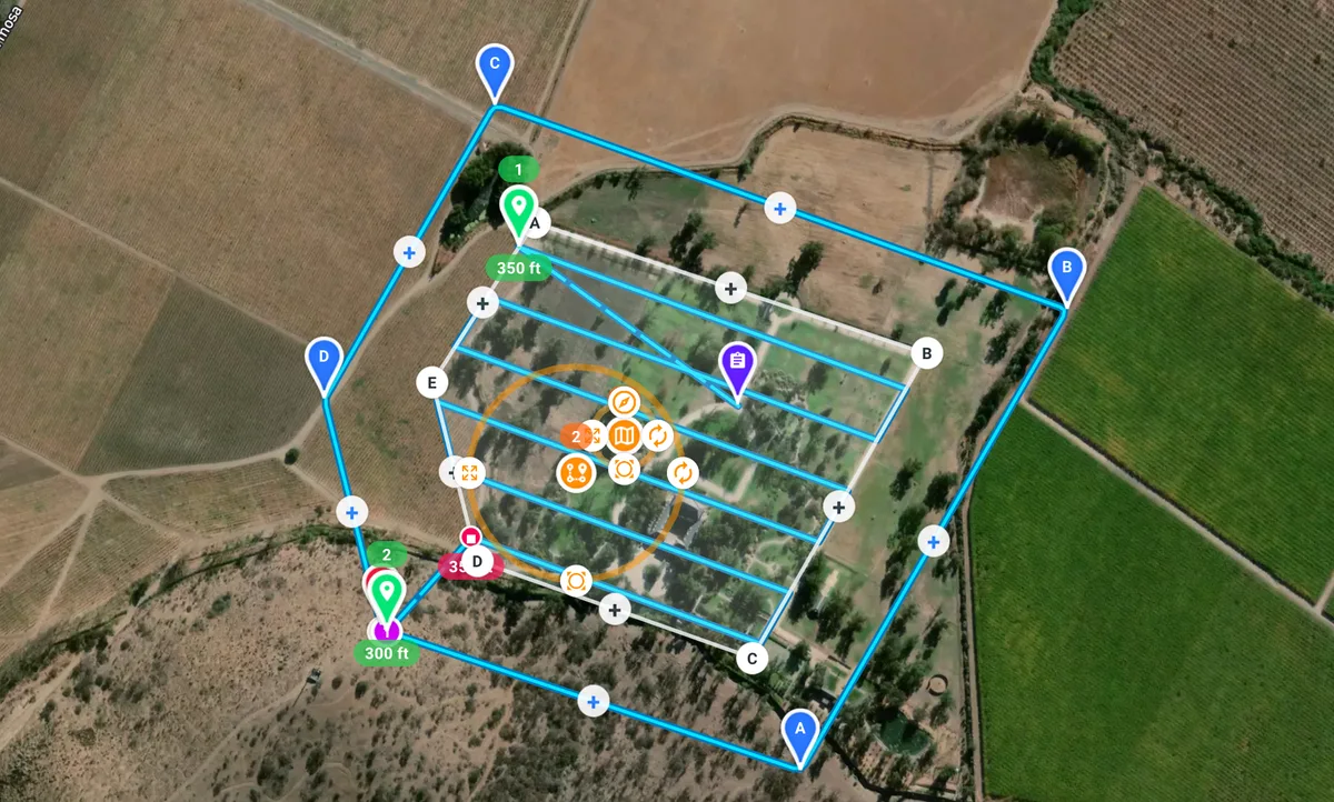 Misión de ejemplo que combina un mapeo con una trayectoria perimetral de fotos sobre campos de cultivo
