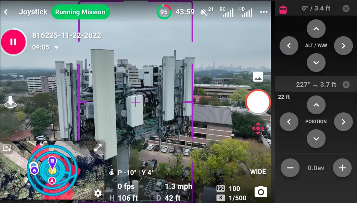 Ajuste de la posición y la altitud del dron durante un vuelo sobre una torre de telecomunicaciones