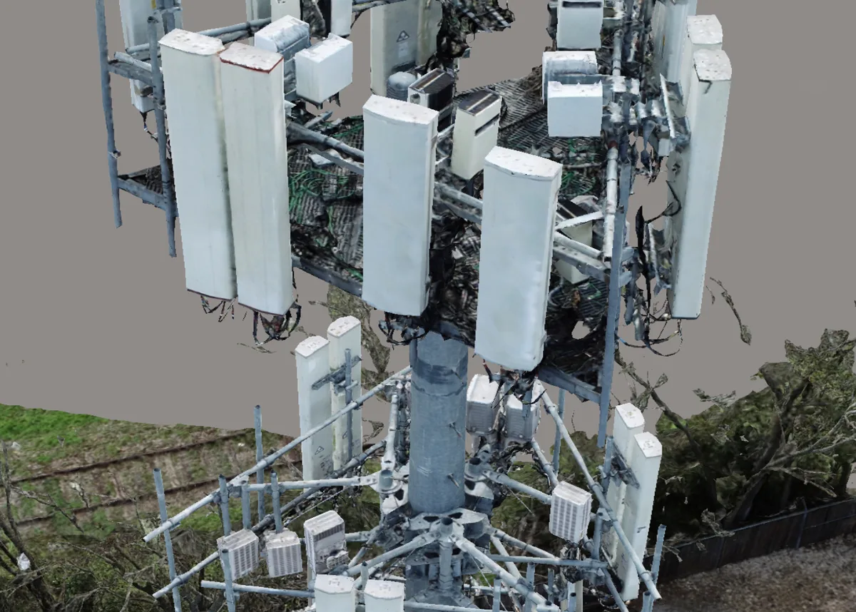 Modelo 3D fotogramétrico de la parte superior de una torre de telecomunicaciones, con las antenas tipo panel, las unidades de radio remotas (RRU) y los soportes de montaje reconstruidos en detalle