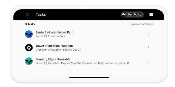Pantalla «Tareas» en un teléfono con tres tareas asignadas: un plan de trayectoria en un puerto, una función reutilizable de inspección de torres y un mapa forestal reutilizable, cada una con su propietario y, en el caso de las reutilizables, su fecha de expiración