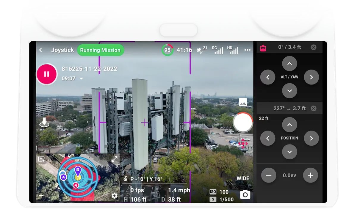 Scanlink en un control remoto DJI con pantalla, que encuadra el conjunto de antenas de una torre de telecomunicaciones durante un escaneo automatizado