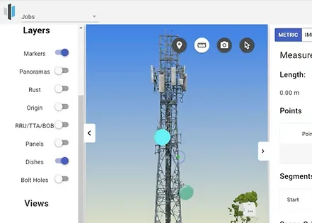 Visor de gemelos digitales de SiteSee con el modelo 3D de una torre de celosía, herramientas de medición y controles de capas para paneles, antenas parabólicas y orificios de pernos