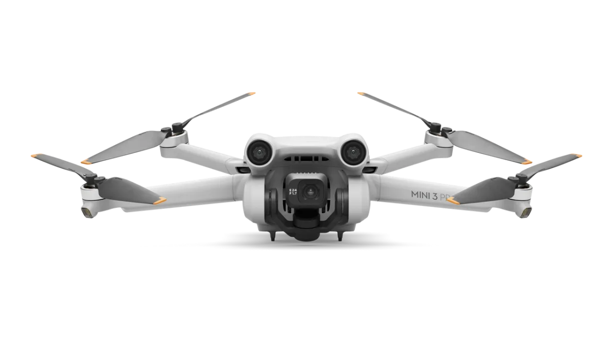Dron DJI Mini 3 Pro de menos de 249 g, visto de frente con los brazos de las hélices desplegados
