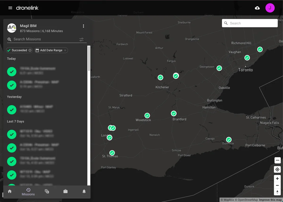 Mapa del historial de misiones de Dronelink con los vuelos completados en obras de Ontario, junto a la lista de misiones recientes