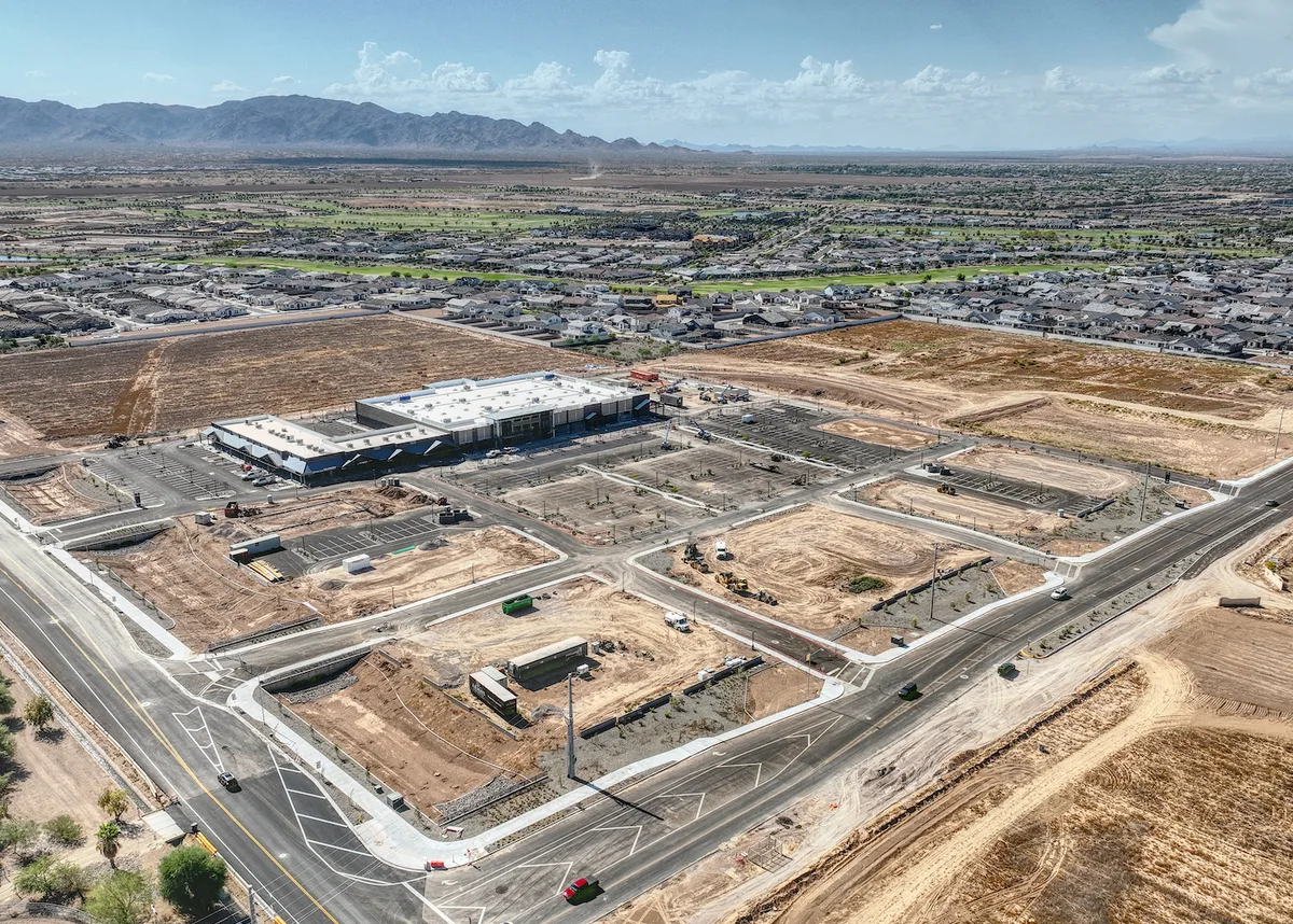 Foto aérea terminada de una obra de construcción comercial en el desierto de Arizona, entregada tras una misión automatizada de Dronelink