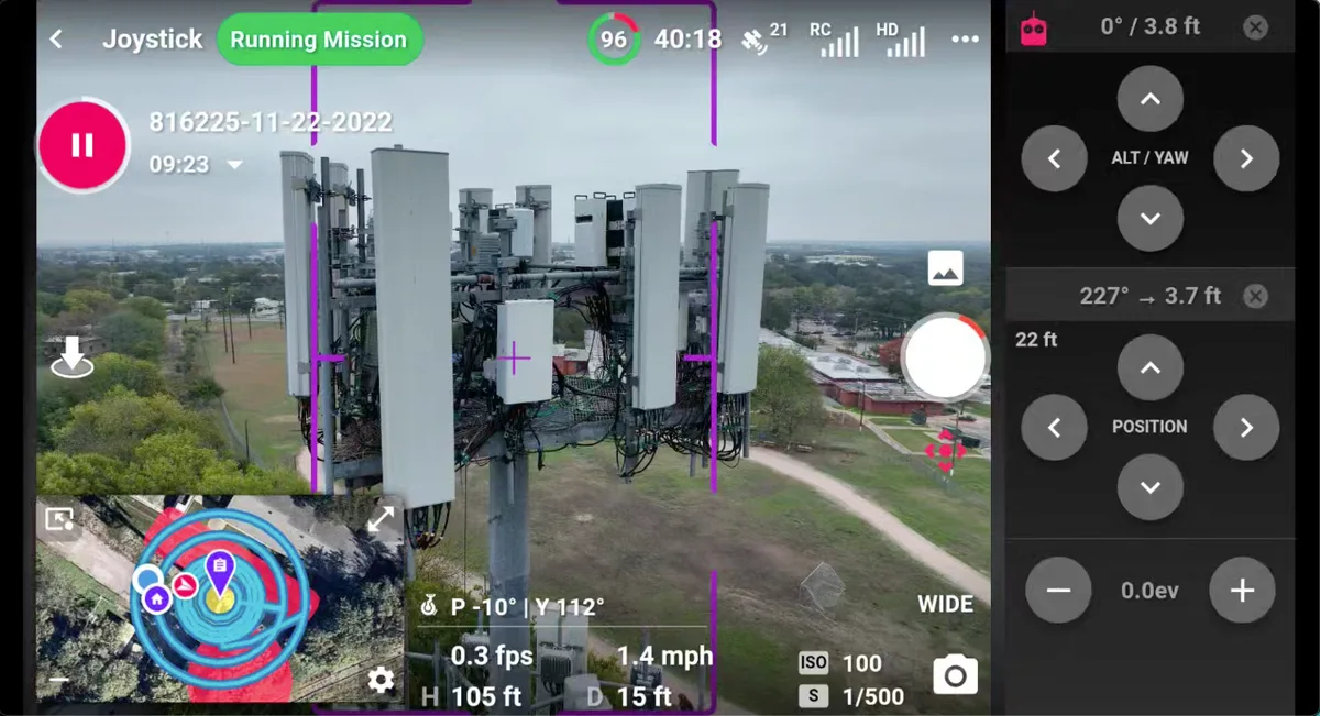 Misión de escaneo automatizada de Dronelink en un teléfono, con la vista en vivo de la cámara centrada en el conjunto de antenas de una torre de telecomunicaciones