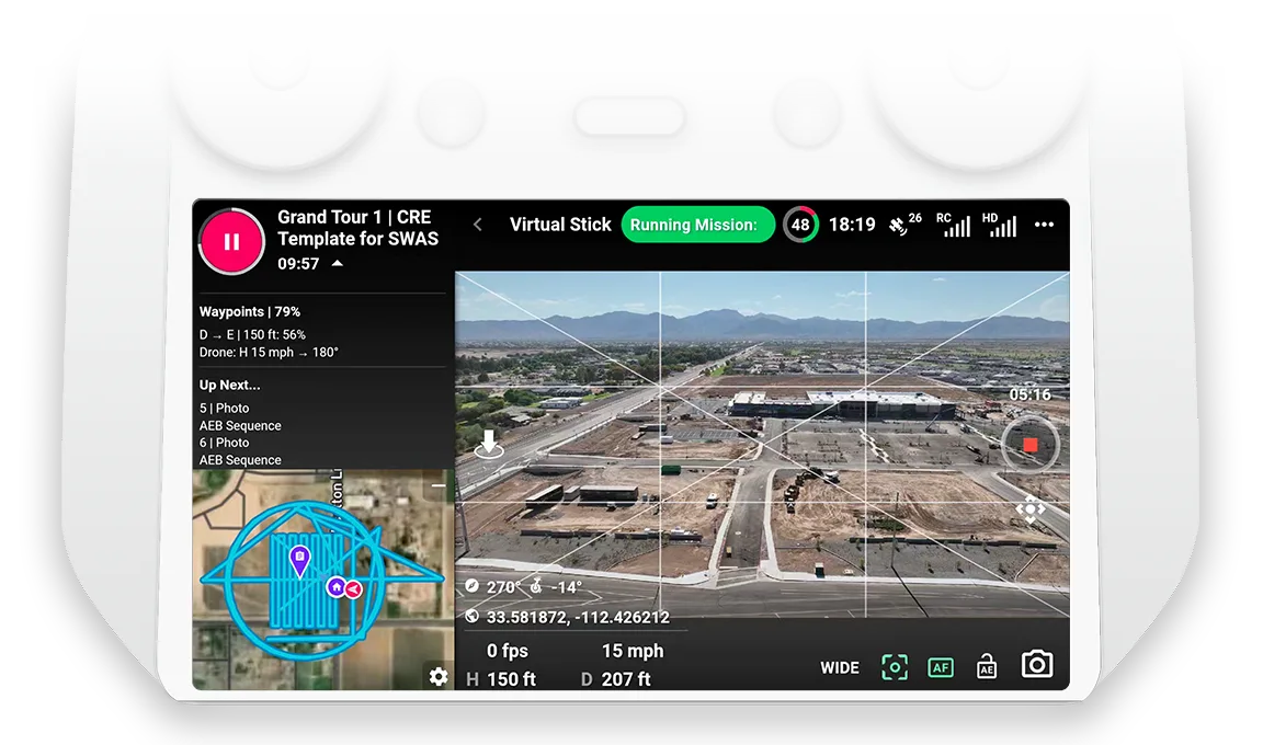 Control remoto DJI con pantalla durante una misión automatizada de Dronelink sobre una obra de construcción comercial en el desierto de Arizona