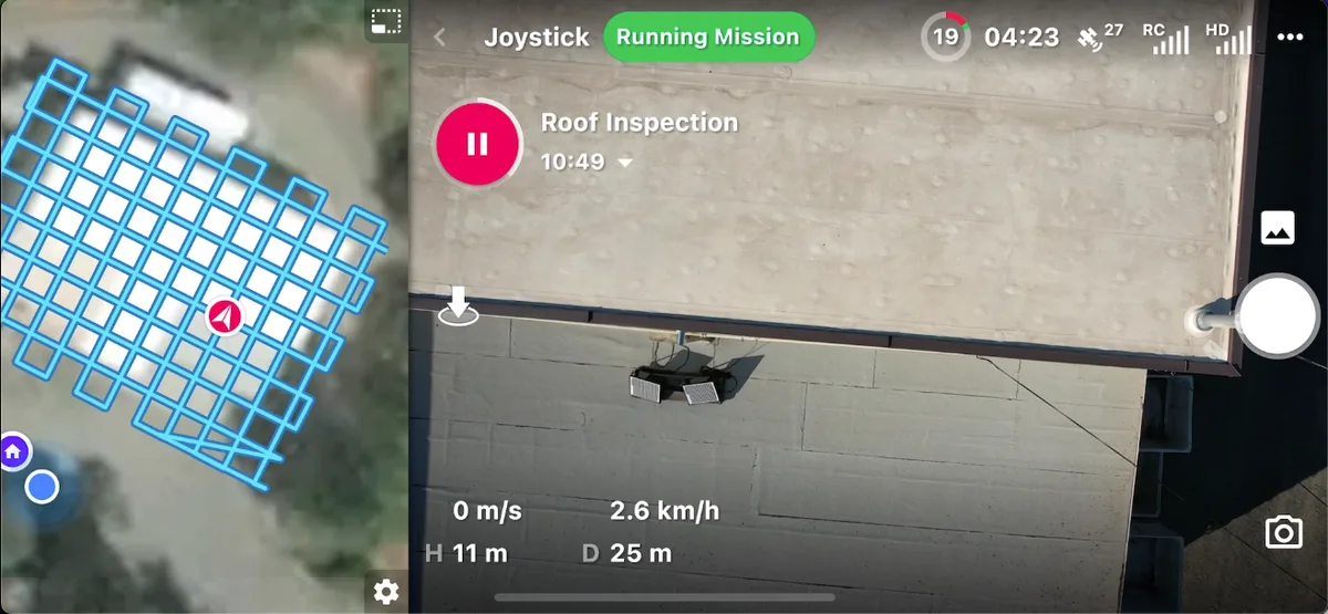 Panel de vuelo de Dronelink durante una inspección de techo, con el patrón de vuelo en cuadrícula en el mapa junto a la vista en vivo de la cámara, orientada hacia abajo sobre el techo