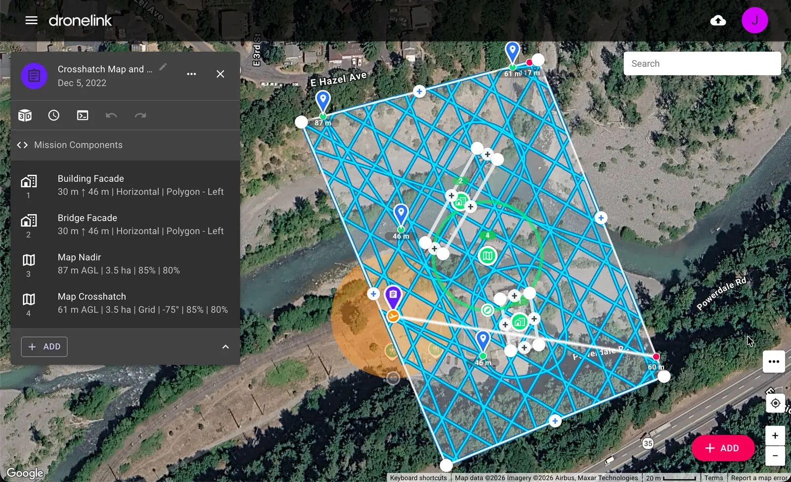Misión de modelado 3D en el planificador web de Dronelink: fachadas de un edificio y de un puente, más cuadrículas de mapeo nadiral y en entramado cruzado sobre el mismo sitio junto al río