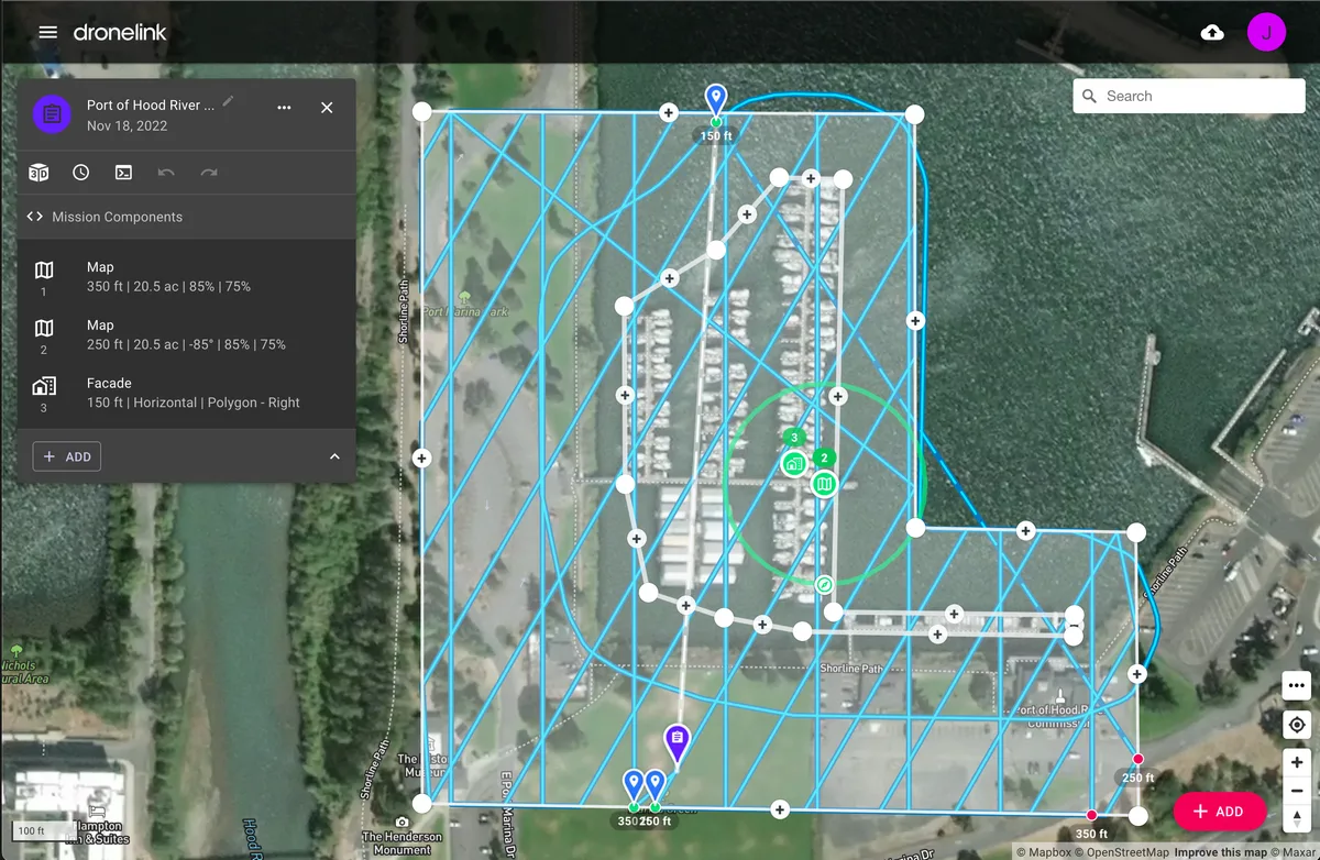 Plan de misión de Dronelink que combina dos mapas en cuadrícula y un vuelo de fachada sobre una marina y sus muelles