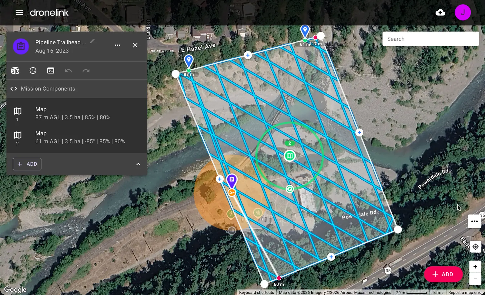 Misión Pipeline Trailhead en el planificador web de Dronelink: dos componentes de mapa que vuelan cuadrículas superpuestas sobre un sitio junto a un río, listados en el panel junto al mapa